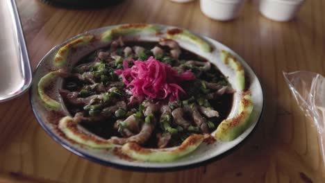 un plato de aguachile de camarones de la cocina tradicional mexicana sinaloense
