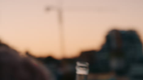 amigos cercanos bebiendo alcohol haciendo brindis celebrando fiesta en la azotea fin de semana reunión social disfrutando de pasar el rato juntos al atardecer