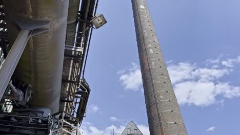 Chimenea-De-Ladrillo-Muy-Alta-En-Un-Sitio-Industrial