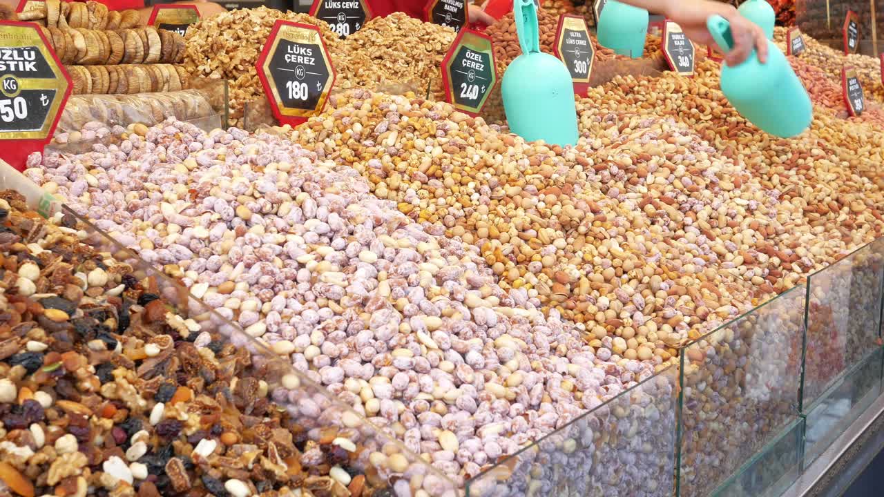 터키 시장 에서 견과류 와 건조 과일 의 종류