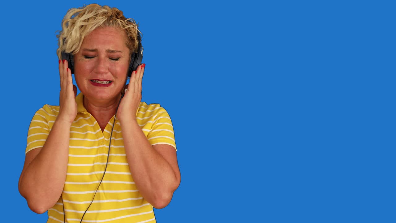 Donna commossa che piange su sfondo chroma key 7.