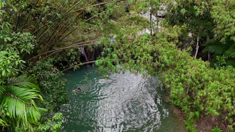 Imágenes-De-Drones-De-Una-Cascada-Con-Un-Nadador-En-La-Isla-Siquijor-En-Filipinas