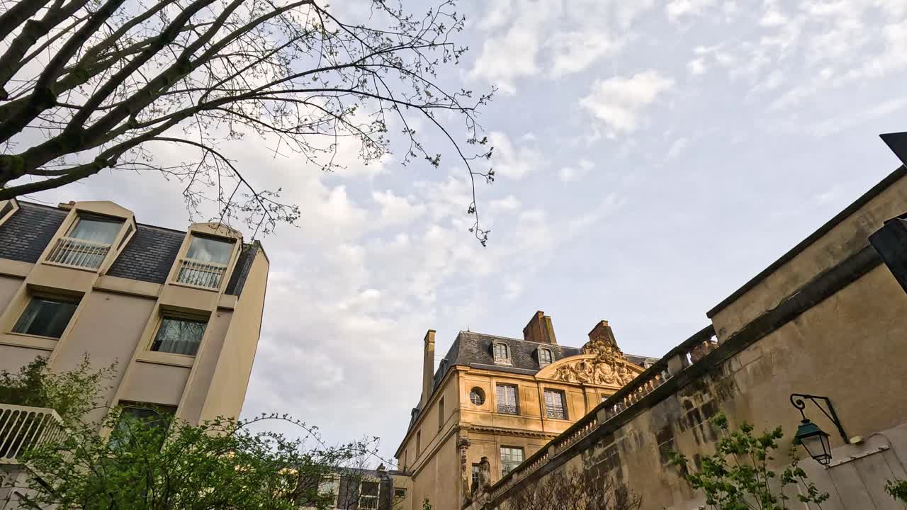 낮부터 저녁까지 도시 건물의 타임 라프스.