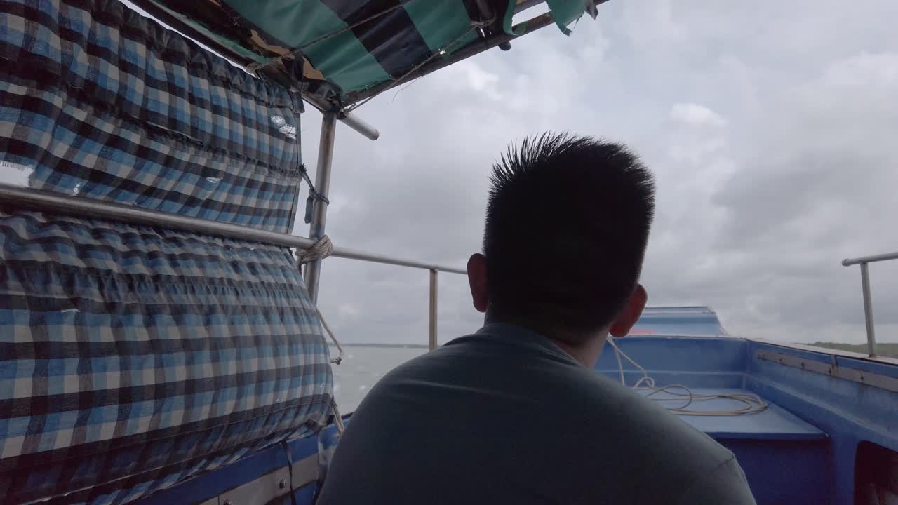 Wasserüberquerung mit einem traditionellen vietnamesischen Motorboot in