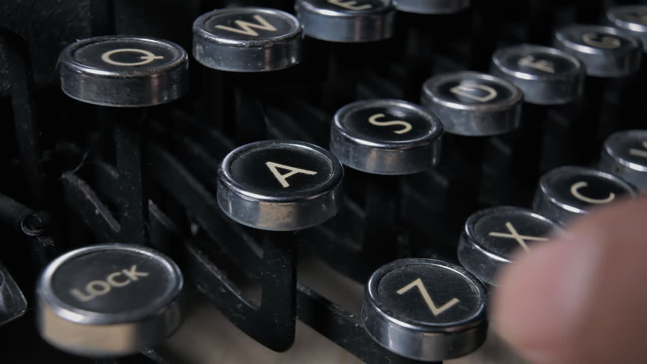 operando una máquina de escribir antigua de la década de 1920, presionando las teclas para comandar a los huelguistas y elaborar un documento