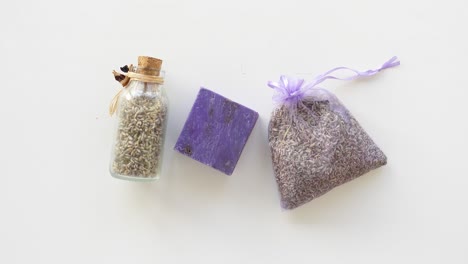 jabón de lavanda, flores de lavanda secas y bolsa