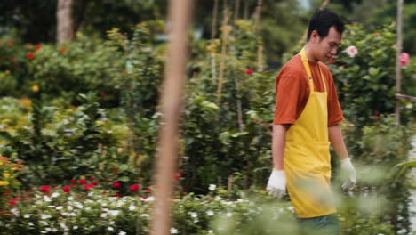 jardineros que trabajan al aire libre