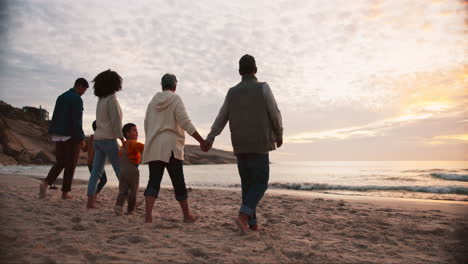 Familie,-Rücken-Und-Händchen-Haltend-Am-Strand