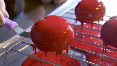 glazing red cakes