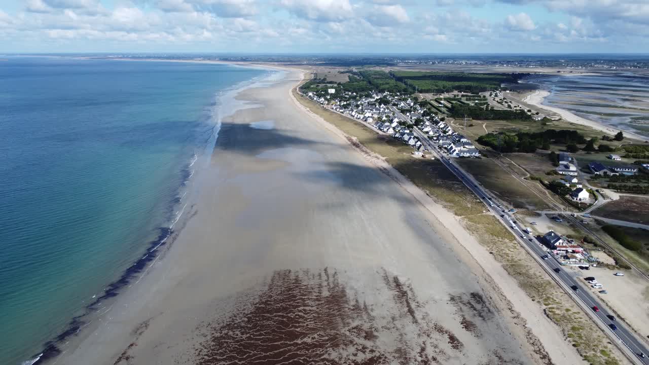 la playa de penthievre en la península de quiberon en bretaña , disparo de drones en un cielo azul con algunas nubes