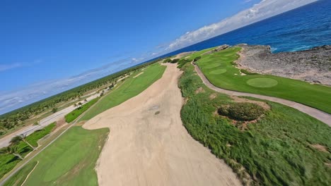 Idyllische-Umgebung-Des-Golfplatzes-Los-Corales-In-Punta-Cana,-Dominikanische-Republik---Antenne-Fpv