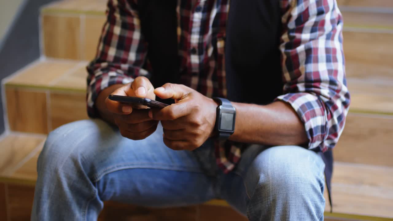 Dirigente senior che usa il cellulare in ufficio 4k