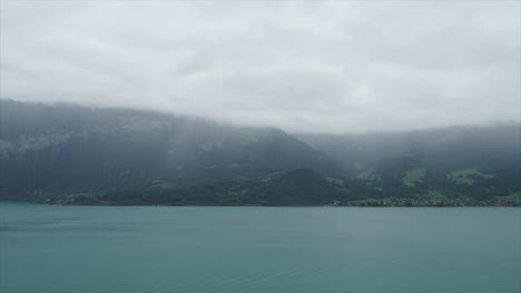 Zeitraffer-Thuner-See-Mit-Bewölktem-Hügel-In-Der-Schweiz