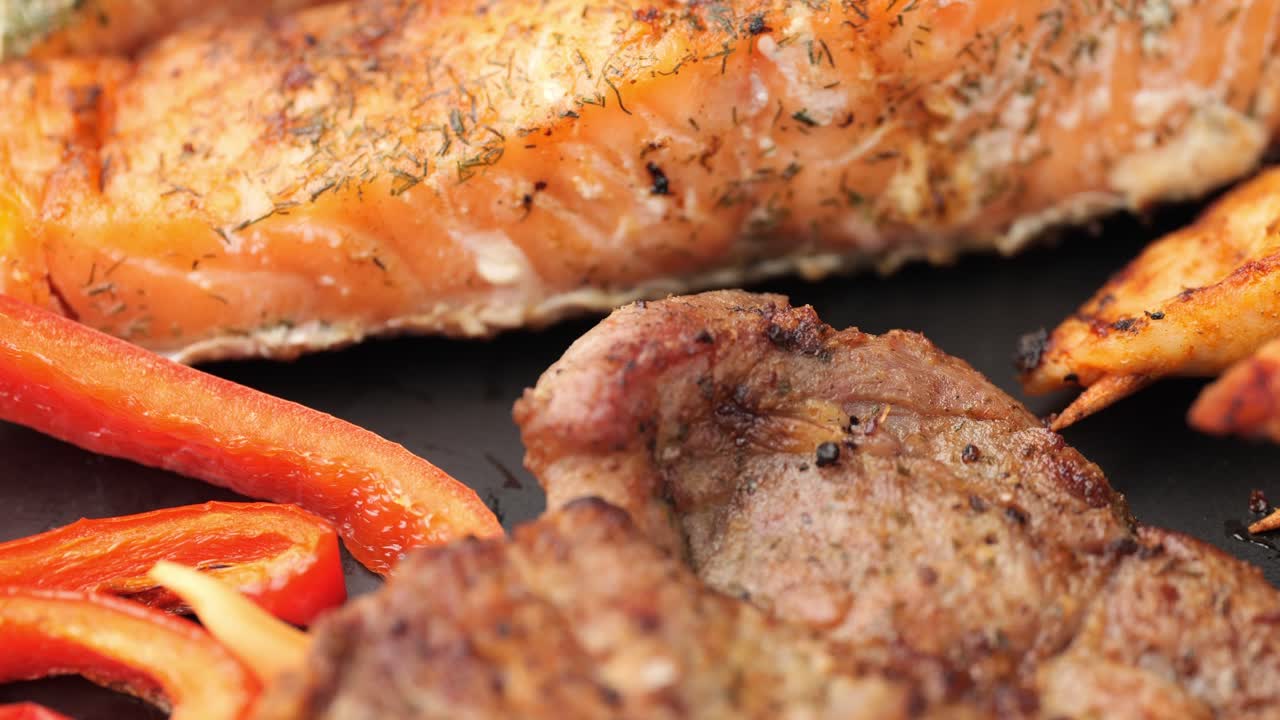 macro lateral dolly tiro de salmón, filete, pinzas de pollo y pimentón