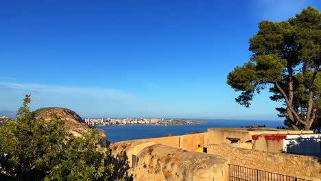 Mar-Balear-Desde-Arriba-Del-Castillo-De-Santa-Bárbara-Durante-El-Día-En-Alicante,-España-4k-30fps