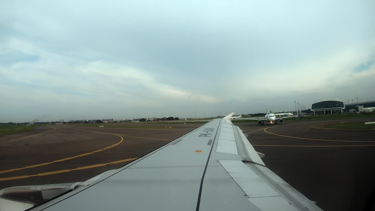 비행기 창문에서 활주로로의 전망