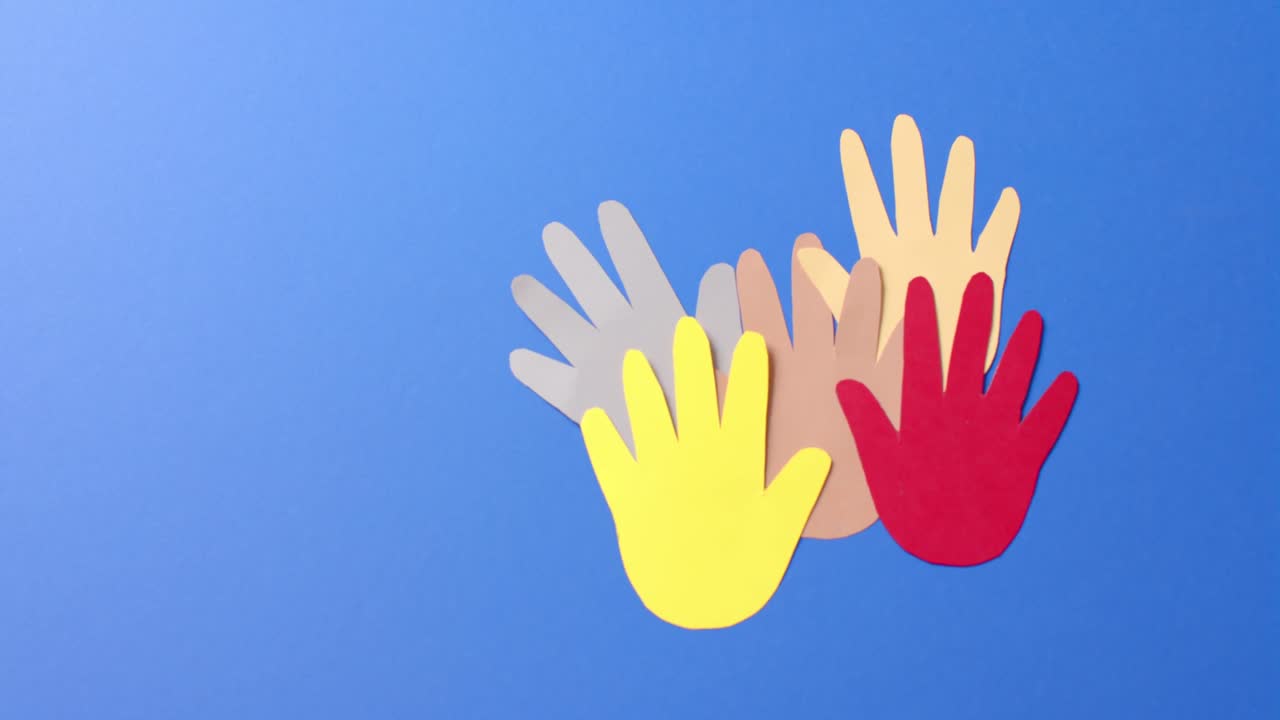 cerca de las manos juntas hechas de papel de colores sobre fondo azul con espacio para copiar