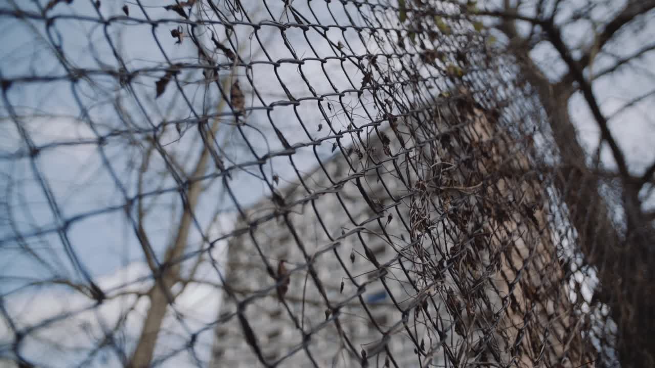 Una recinzione metallica urbana e scabra