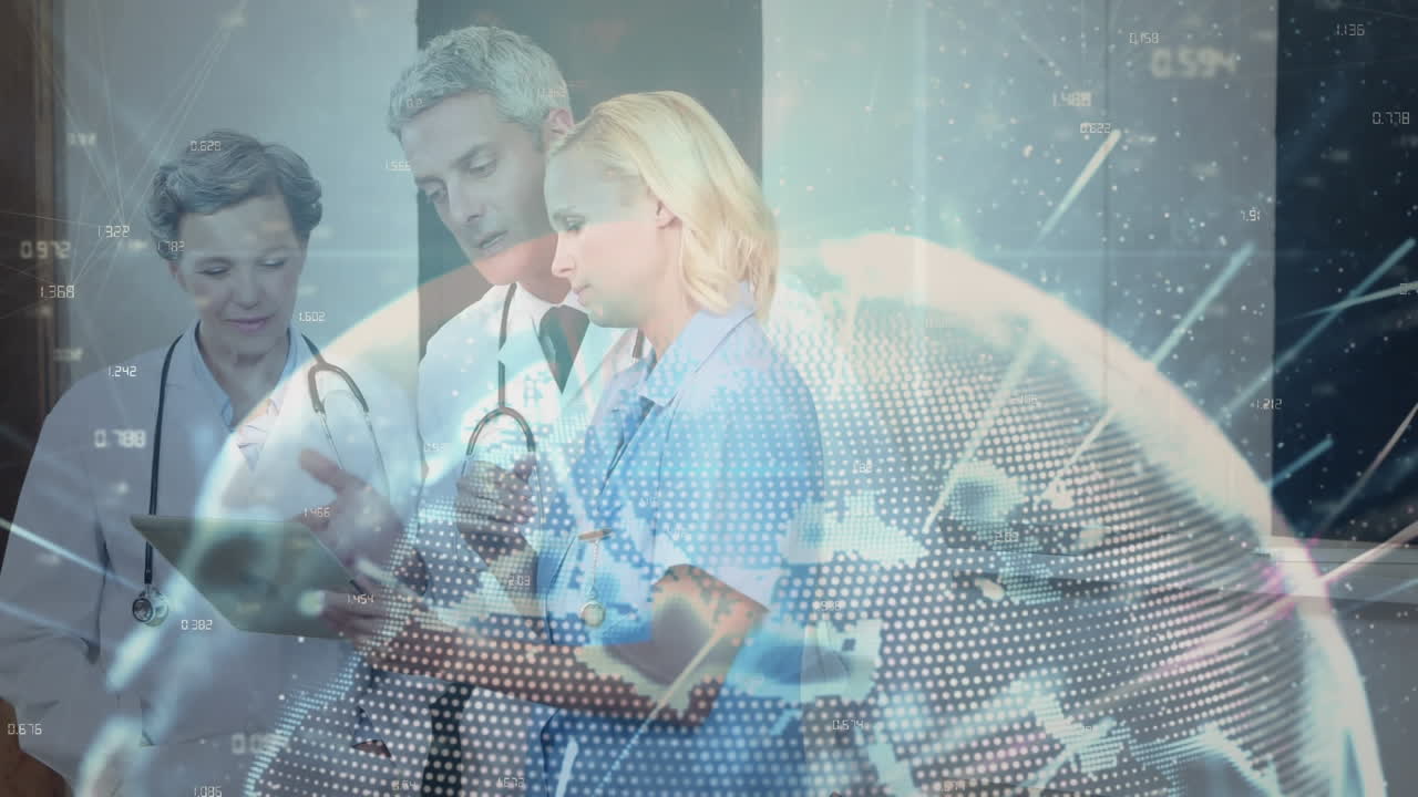 animación de globo y rayos sobre médicos multirraciales discutiendo sobre tableta digital en el hospital.