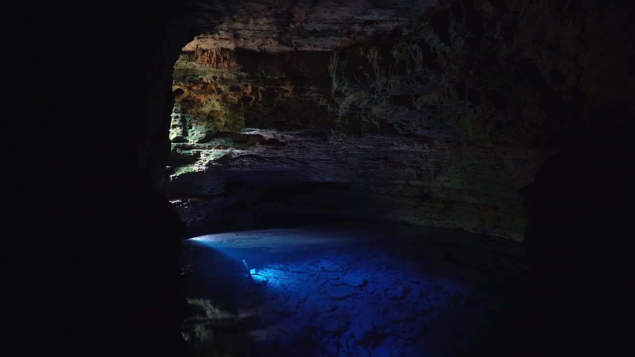 브라질 북동부 차파다 디아만티나 국립공원에 있는 매혹적인 우물 또는 포코 엔칸타도(poço encantado)와 아름다운 맑고 푸른 물이 있는 놀라운 천연 동굴 풀의 틸팅 샷