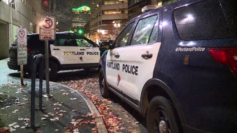 Coches-De-Policía-De-Portland-Oregon-Estacionados-En-La-Noche