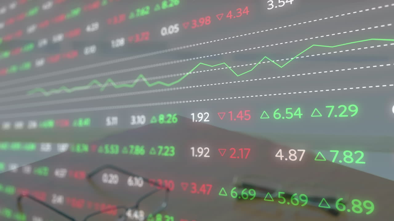 Animazione di interfaccia digitale e elaborazione dati finanziari su persone d'affari