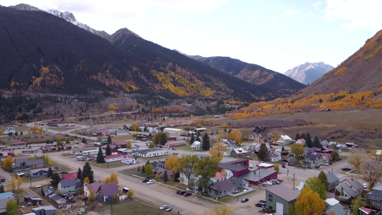 콜로라도 주 실버턴 (silverton, colorado) 을 날아다니는 드론, 옛 광산 마을, 양쪽의 바위 산과 함께, 늦은 오후에 가을 동안