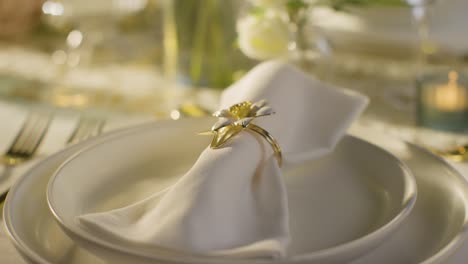 cerrar la servilleta en el anillo en la mesa para la comida en la recepción de la boda en el restaurante 4