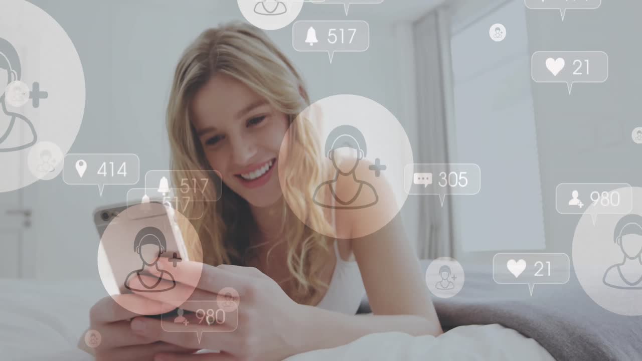 animación de iconos de los medios sobre una mujer caucásica feliz que usa un teléfono inteligente