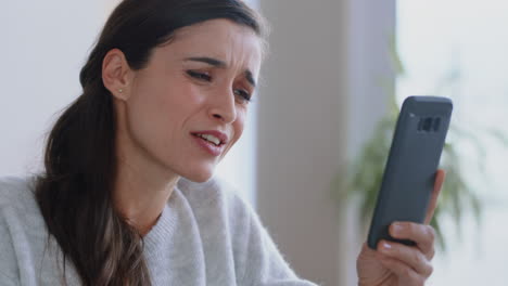 Mujer-Feliz-Teniendo-Video-Chat-Usando-Un-Teléfono-Inteligente-Saludando-Al-Bebé-Sonriendo-Disfrutando-Charlando-Por-Teléfono-Móvil-En-Casa