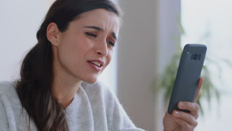 mujer feliz hablando por video usando un teléfono inteligente saludando a su bebé sonriendo disfrutando de hablar por teléfono móvil en casa