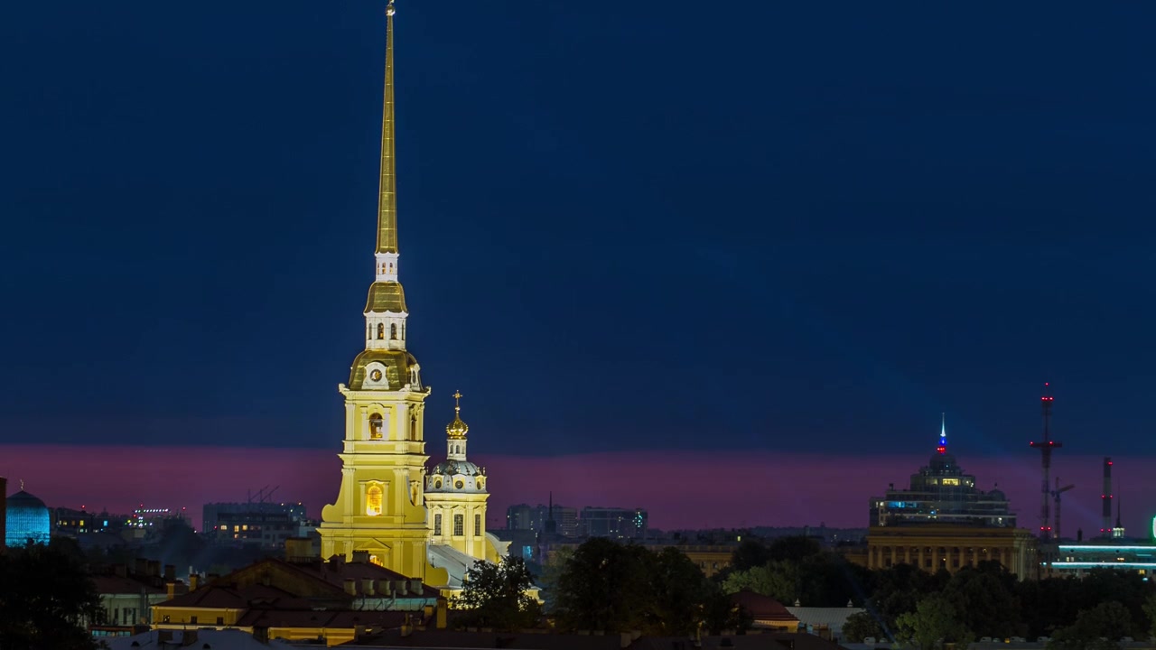 Timelapse nocturne de la Forteresse Pierre et Paul vue d'en haut depuis un toit, citadelle originale de Saint-Pétersbourg, Russie, fondée par Pierre le Grand en 1703 et construite selon les plans de Domenico Trezzini de 1706 à 1740