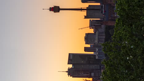 Timelapse-Vertical-De-Día-A-Noche-De-La-Torre-De-Sydney,-El-Centro-De-Sydney,-Australia