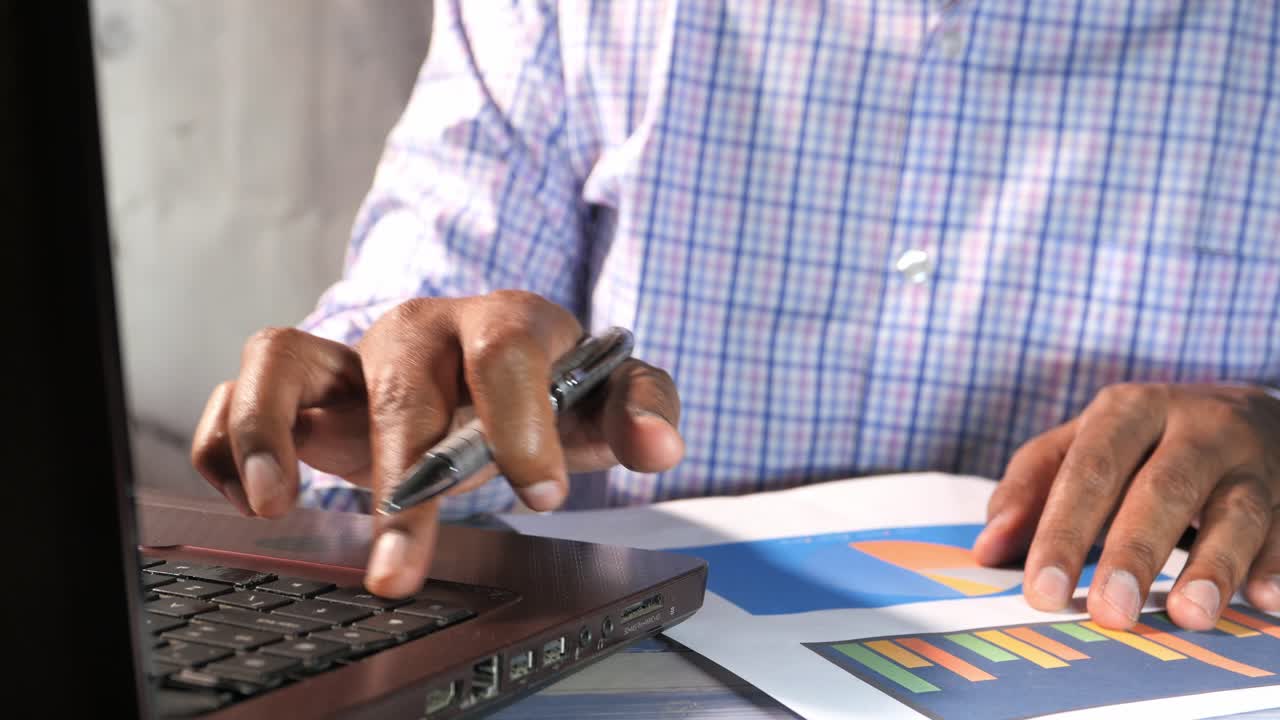 persona de negocios que trabaja en computadora portátil y gráficos