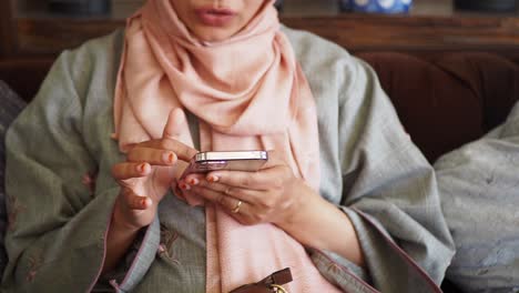 mujer en hijab usando un teléfono