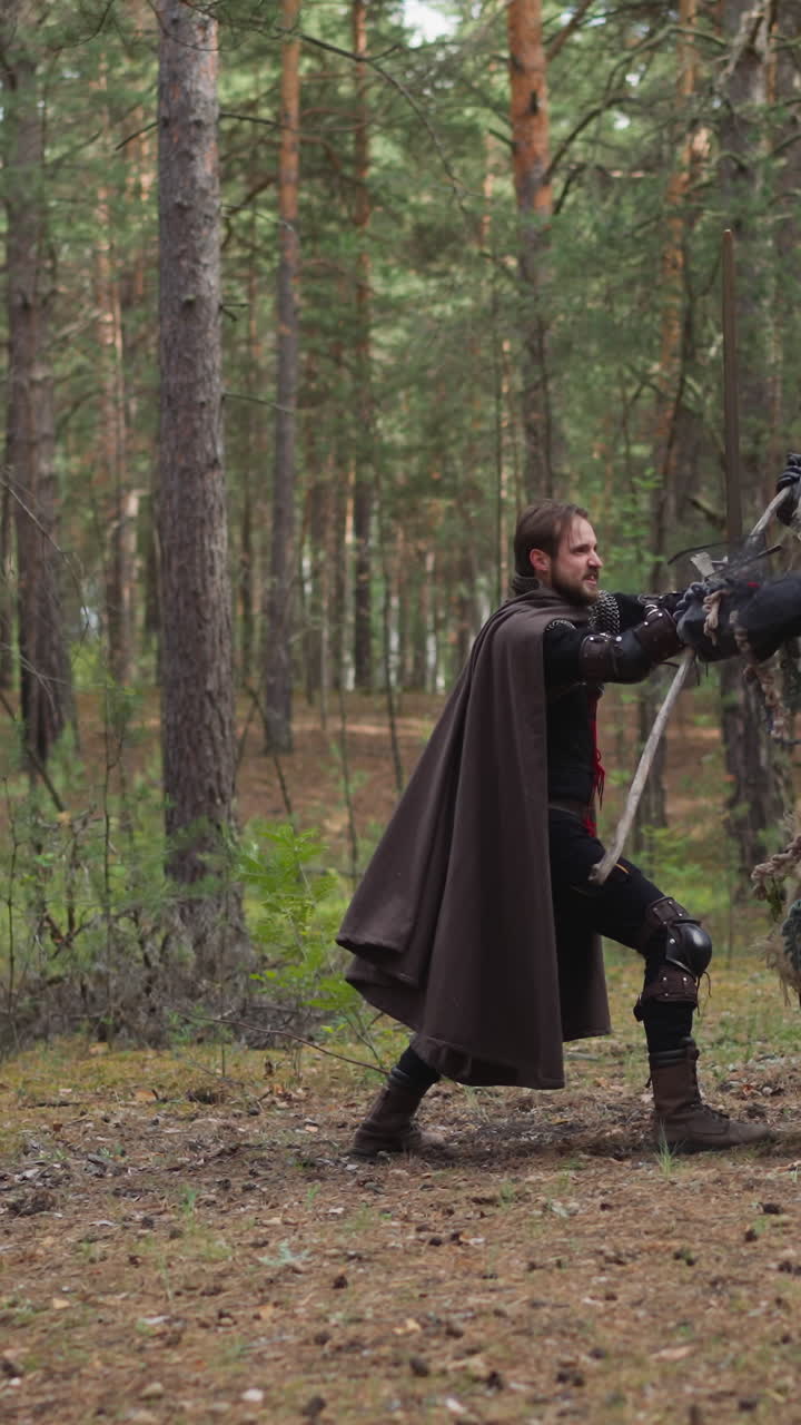 gran arco lucha contra el ataque y empuja al caballero en el suelo en el denso bosque despejado en cámara lenta. criatura de cola de hada defiende la tierra natal del conquistador