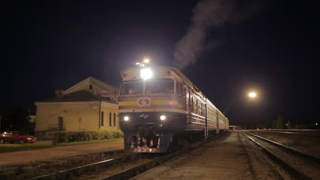 tren que sale de una pequeña estación rural