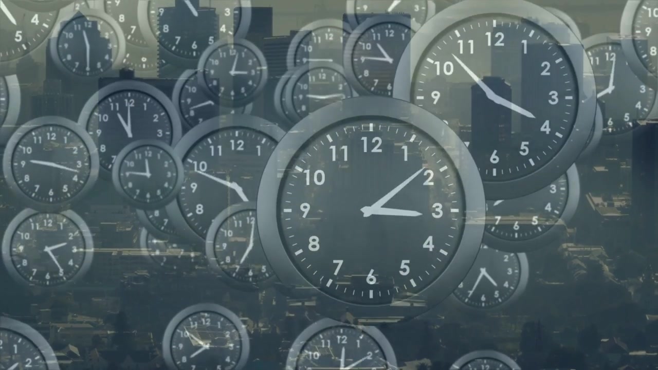 Relógios movendo-se sobre o horizonte em sobreposição, linha do tempo mudando, ponteiros movendo-se, mostrando fluxos de tempo para TI