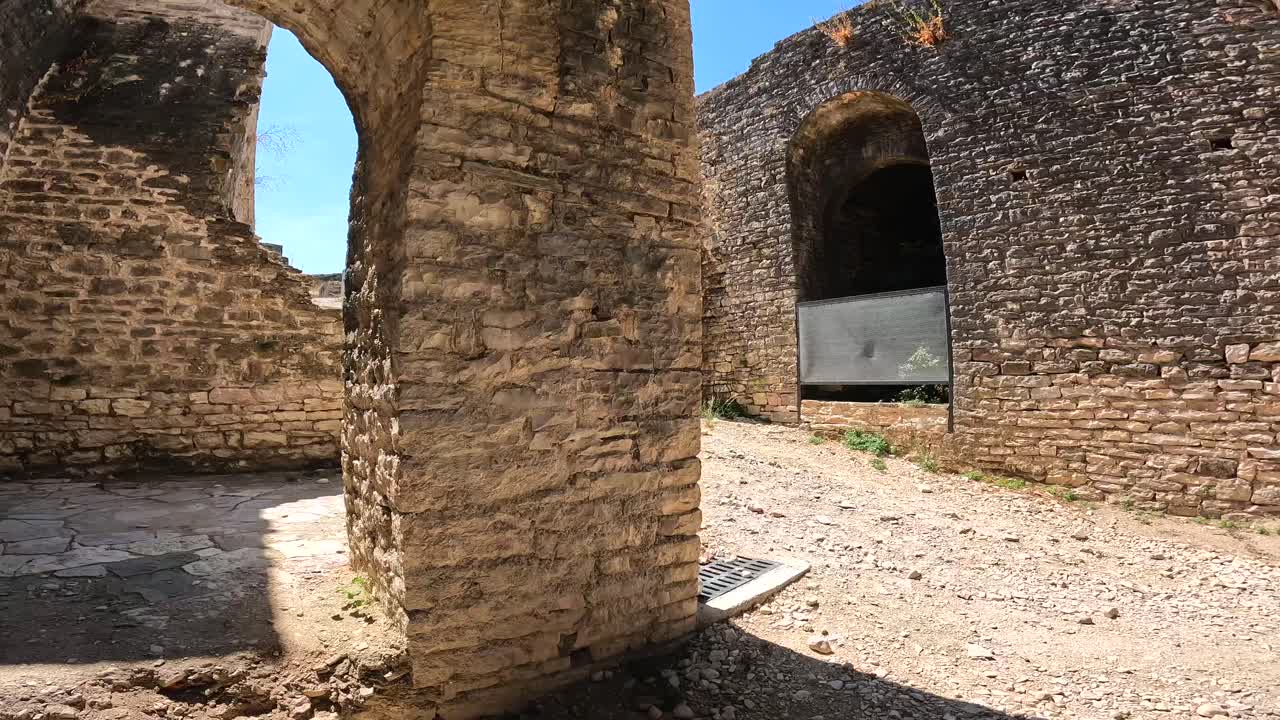 Archi in pietra e rovine