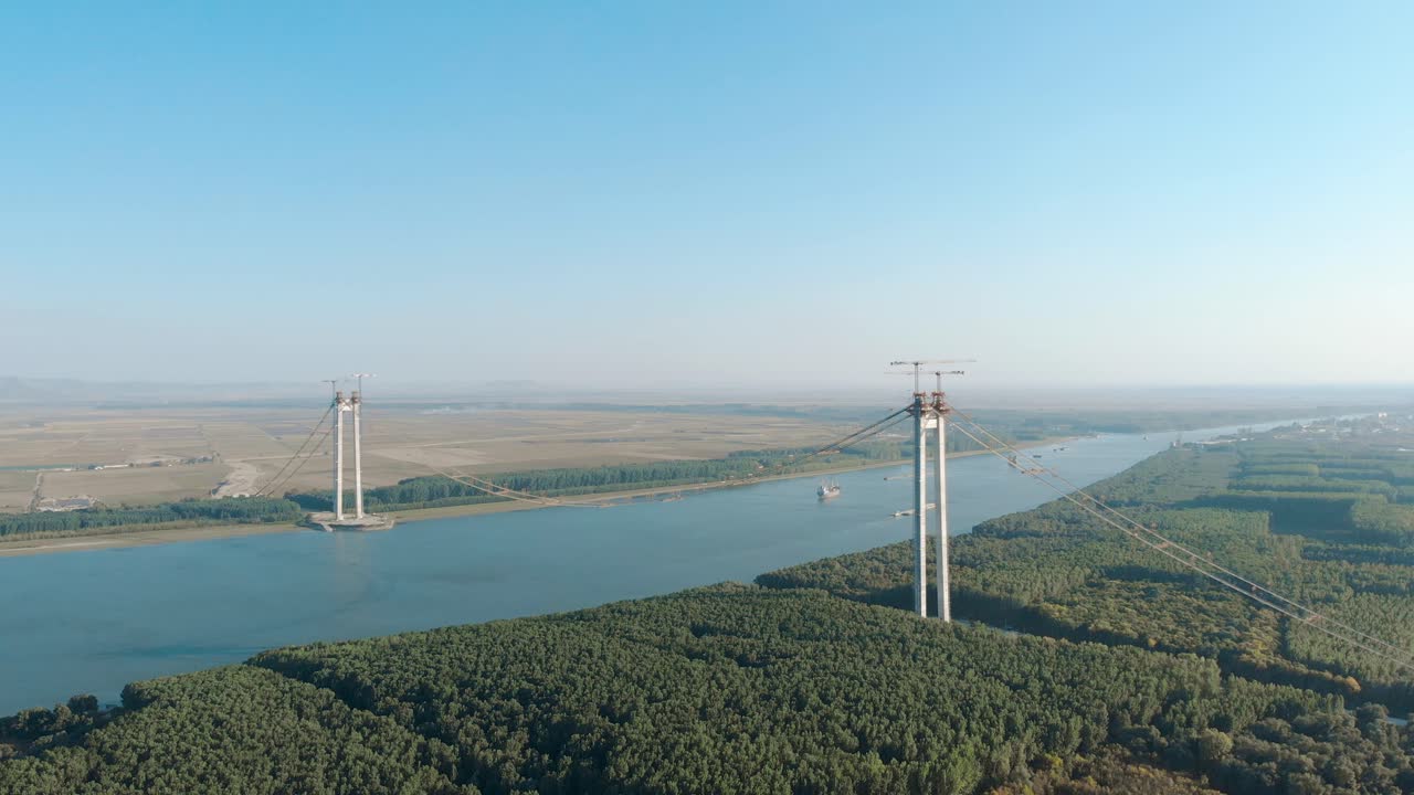 панорама подвесного моста браила-тулча через реку дунай в румынии