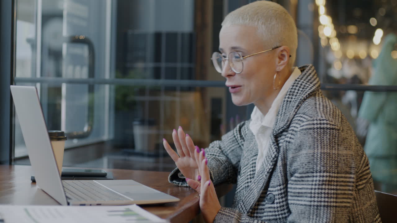mujer trabajando en una computadora portátil en un café