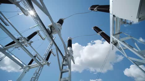 transformador de alto voltaje contra el cielo azul. subestación de redistribución de corriente eléctrica