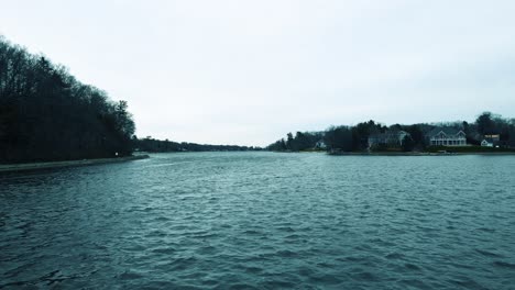 Tinte-Azul-En-Un-Paso-Elevado-Bajo-Del-Lago-Mona