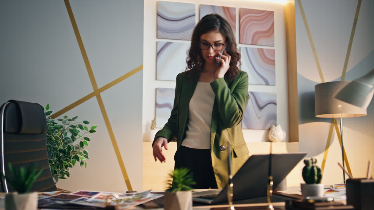 mujer de negocios llamando de pie en la oficina. gerente de la chica sosteniendo el teléfono en el trabajo.
