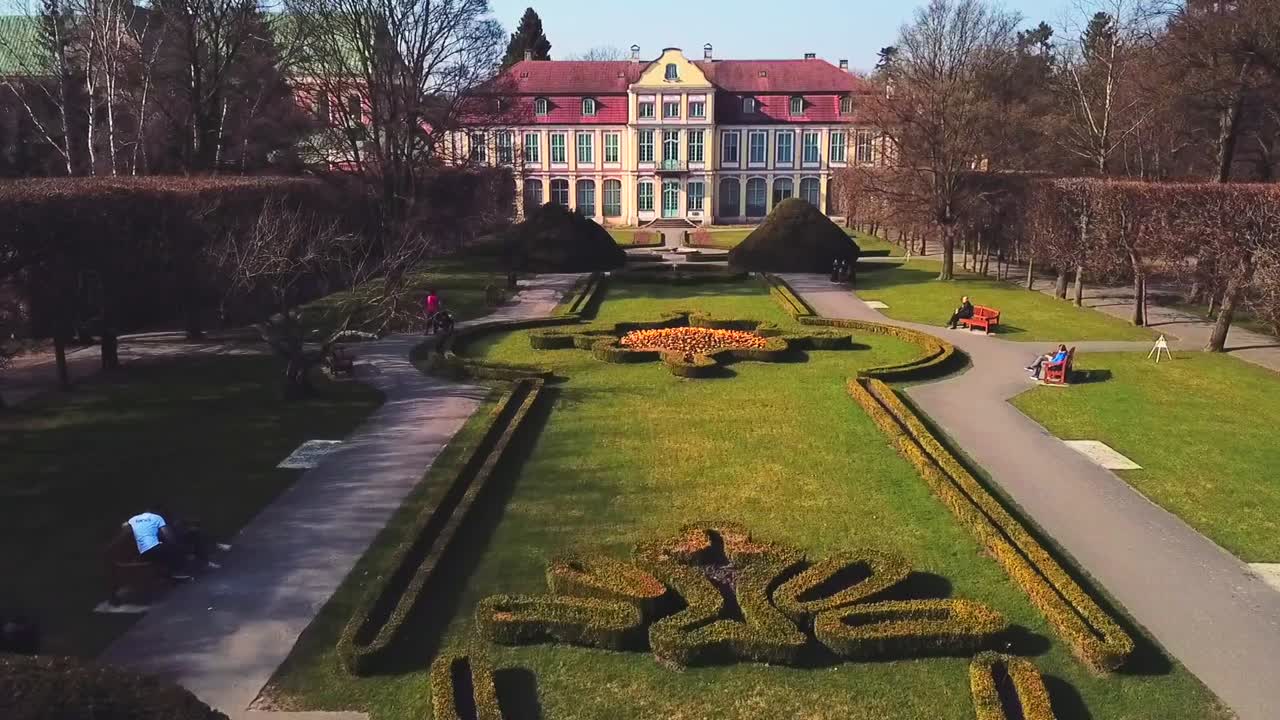 drone volando hacia adelante cerca del palacio en el parque