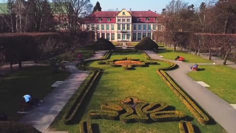 Drone-flying-up-forward-near-the-palace-in-the-park