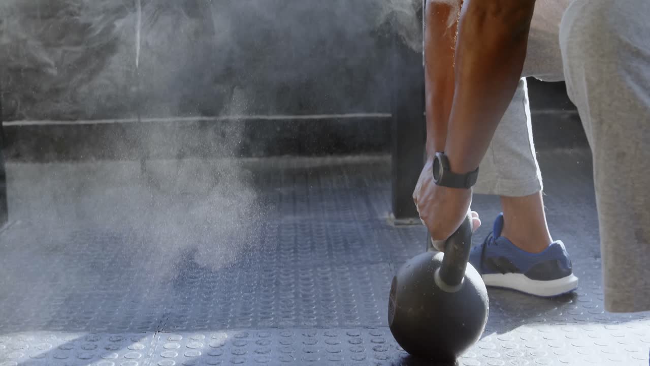 키틀 벨 4k로 운동하는 고령 남성