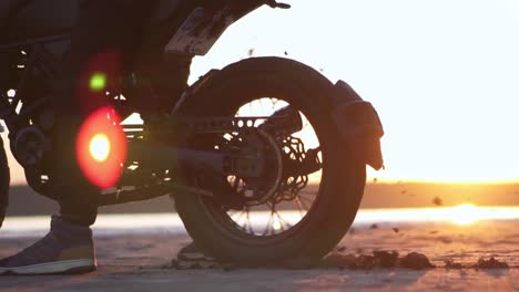 biker thrusts on the spot with the rear wheel, evening dusk