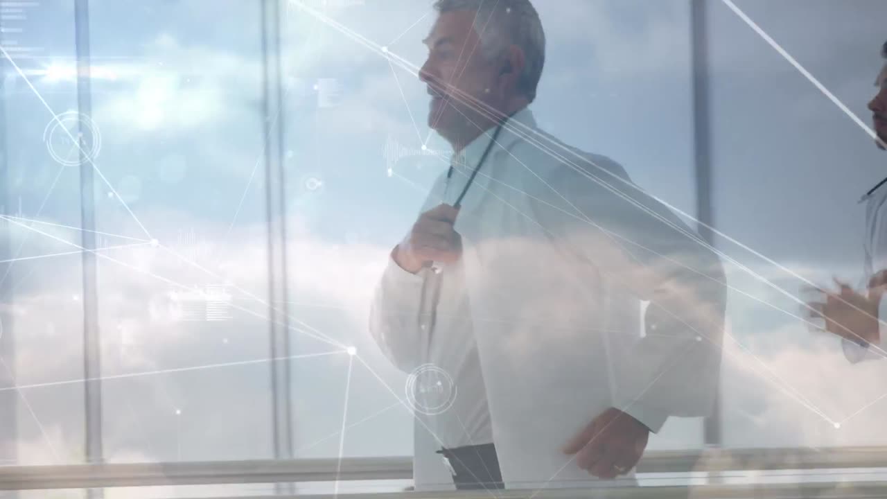 animación de las conexiones a través de los médicos varones caucásicos senior corriendo