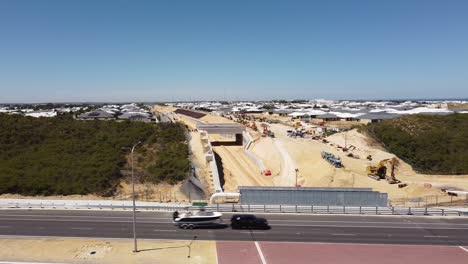 vista sobre el puente de la carretera de romeo que muestra el progreso de las obras de extensión ferroviaria de yanchep
